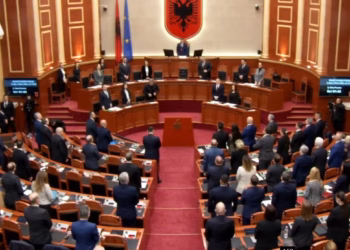 Kuvendi i Shqipërisë nis me një minutë heshtje për Adem Jasharin