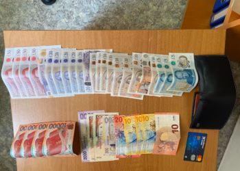 Qytetari nga Istogu gjen dhe dorëzon kuletën me euro, franga e lekë në Junik