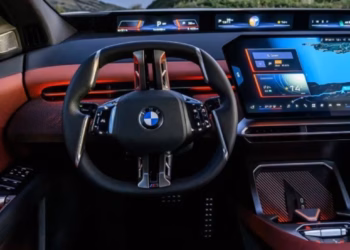 BMW shpjegon pse vendosi për timonin e pazakontë në modelet i3 dhe iX3