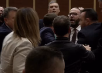 Rinis me tensione seanca në Shqipëri, Balliu përplaset fizikisht me Taulant Ballën