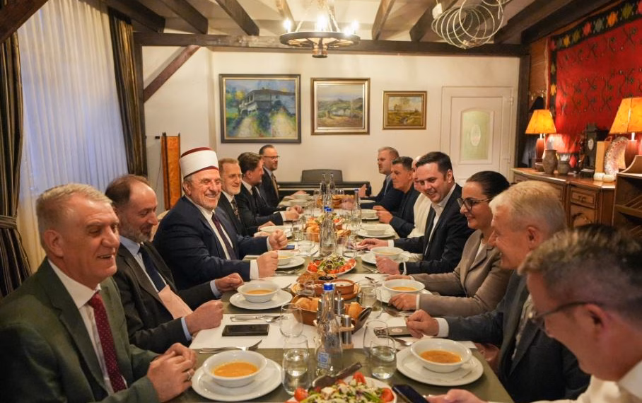 Abdixhiku në ditët e fundit të Ramazanit bën iftar me Myftiun Tërnava