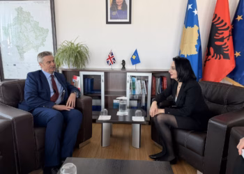 Pacolli takon ambasadorin britanik Jonathan Hargreaves