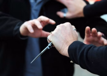 Tentativë vrasjeje në Gjilan: shtatë persona përleshen me thika, dy të dërguar në QKUK