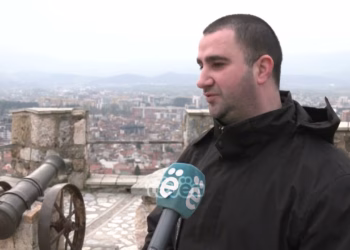 Prizreni vazhdon traditën – Ky është personi që për 30 ditë lajmëroi me fishekzjarrë kohën e iftarit nga Kalaja