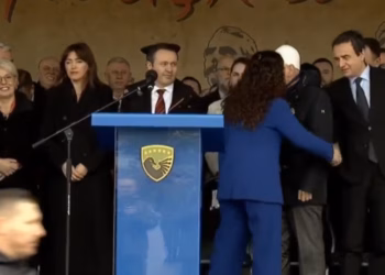 Osmani dhe Kurti i shtrëngojnë duart në rreshtimin e kuadrateve të FSK-së, pas mos-përshëndetjes në Kuvend