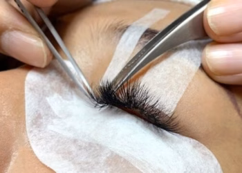 Ekspertët paralajmërojnë: Zgjatjet e qerpikëve mund të shkaktojnë probleme serioze me sytë