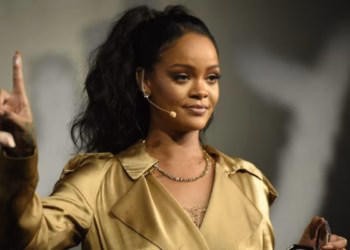 Sulmi me armë në shtëpinë e saj, Rihanna rrëfen çdo detaj dramatik