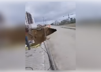 Shembet rruga “Malush Kosova” në Prishtinë, shkaktohet një gropë gjigante