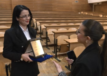 Ndahet çmimi “Shaban Jashari” – Arta Gashi rrëmben çmimin e mësimdhënësit të vitit