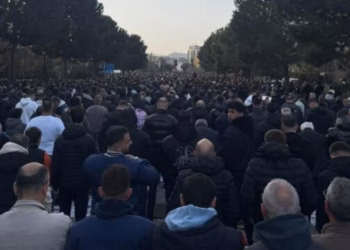 Mbushet sheshi i Tiranës, mijëra besimtarë falën namazin e Bajramit