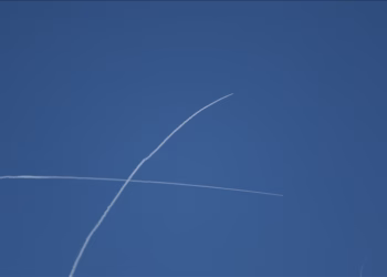 Sirena bien në Izraelin qendror ndërsa Irani nis një breshëri të re raketash