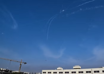 SHBA-ja dhe Britania u bëjnë thirrje qytetarëve dhe stafit diplomatik në Gjirin Persik të strehohen në vend