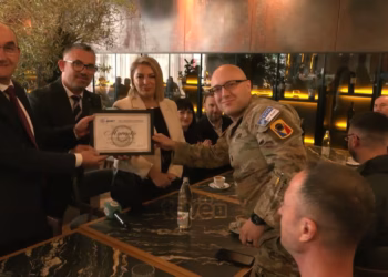 Ushtarët amerikanë ftohën për kafe në Ferizaj me rastin e 27-vjetorit të bombardimeve të NATO-s