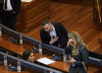 Geci tenton t’i flasë Vlora Çitaku në Kuvend, ajo refuzon pas ofendimeve të mëparshme