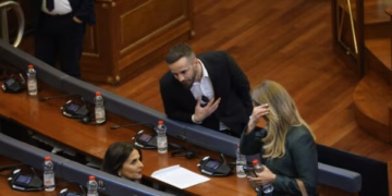 Geci tenton t’i flasë Vlora Çitaku në Kuvend, ajo refuzon pas ofendimeve të mëparshme