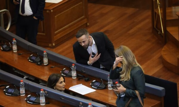 Geci tenton t’i flasë Vlora Çitaku në Kuvend, ajo refuzon pas ofendimeve të mëparshme