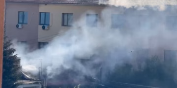 Përfshihet nga flakët banesa në Korçë, zjarri dyshohet se nisi nga kondicioneri