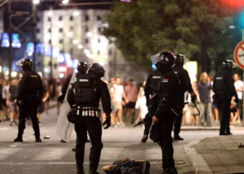 Serbia zbret në “autokraci të moderuar”, alarmojnë raportet ndërkombëtare