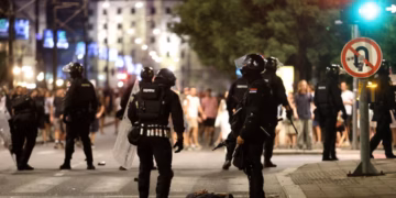 Serbia zbret në “autokraci të moderuar”, alarmojnë raportet ndërkombëtare