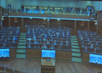 Nisja me vonesë e seancës, Tahiri akuzon mazhorancën – Haxhiu pajtohet