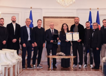 Osmani dekoron futbollistët e Kosovës