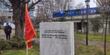 “Dhimbje më e madhe ishte kthimi në bankat e zbrazëta”, nderohen dy dëshmorët e ’81-tës