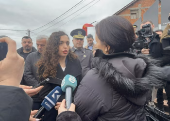 Osmani viziton Lybeniqin në 27-vjetorin e masakrës, familjarët kërkojnë unitet politik