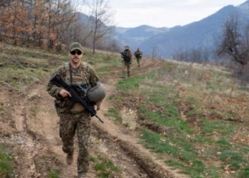 Ushtarët letonezë të KFOR-it patrullojnë përgjatë kufirit Kosovë-Serbi