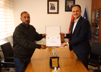 Hyseni ndan mirënjohje për qytetarin që shpëtoi gruan në Liqenin e Livoçit