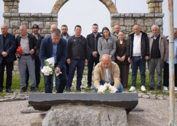 Përkujtohen tre dëshmorët e Drenasit, Lladrovci: Sakrifikuan për liri