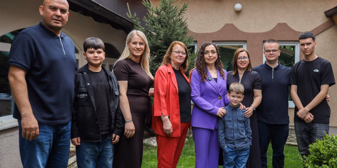 Osmani në vizitë te familja e Zejnepe Gashit: Sakrifica e tyre mbetet amanet për një shtet ku jeta mbrohet gjithmonë