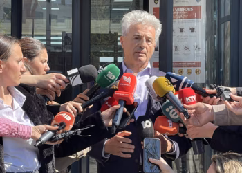 Koci: Serbia s’mund të ecë drejt BE-së pa i dorëzuar të dyshuarit për rastin “Banjska”