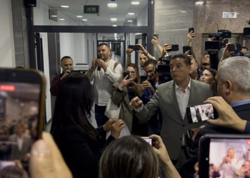 Bahtiri i ndërpret konferencën Jehona Lushakut: Po flas në emër të VV-së, sillni emrin dhe nënshkrimet