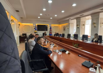Nis takimi mes Haxhiut dhe partive politike për datën e zgjedhjeve parlamentare