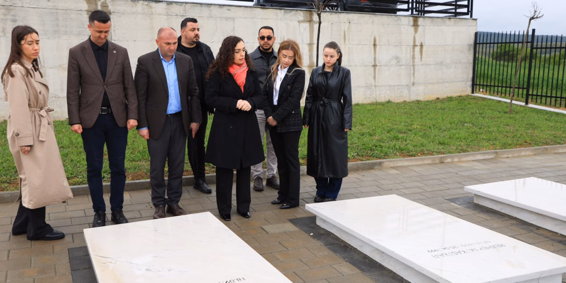 Osmani kujton 27-vjetorin e masakrës në Shtuticë e Vërboc: Përulemi para martirëve dhe dëshmorëve