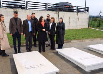 Osmani kujton 27-vjetorin e masakrës në Shtuticë e Vërboc: Përulemi para martirëve dhe dëshmorëve