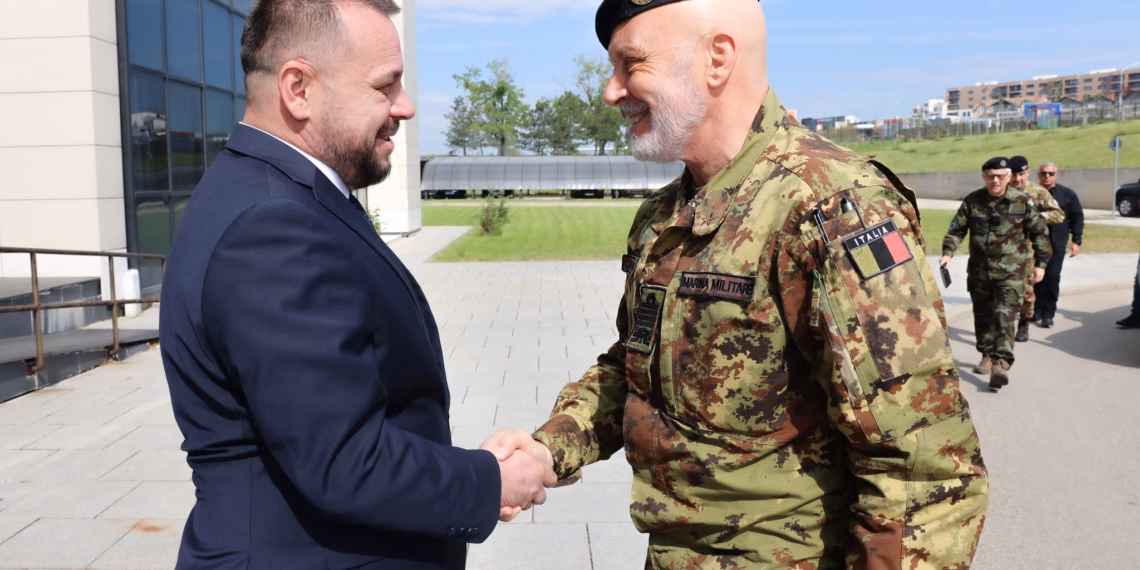 Maqedonci në takim me zyrtarë të NATO-s, thekson synimin për anëtarësim në BE