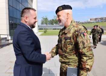 Maqedonci në takim me zyrtarë të NATO-s, thekson synimin për anëtarësim në BE