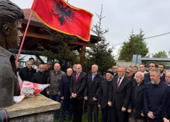 Enver Hoxhaj bën homazhe te kulla e komandantit Ilaz Kodra në Prekaz