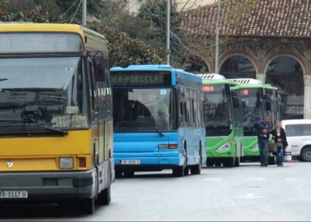 Shtrenjtimi i naftës ul numrin e autobusëve në Shqipëri