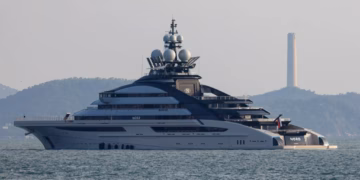 Superjahti i miliarderit rus kalon nëpër Ngushticën e Hormuzit, pavarësisht bllokadës