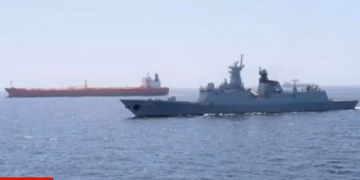 Një anije cisternë në brigjet Omanit raportohet se është goditur nga Irani