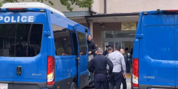 ​U arrestuan për bixhoz e skema piramidale, 19 të dyshuarit paraqiten në gjykatë