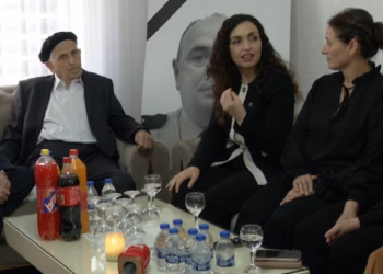 ​Osmani vizitë te familja e heroit Afrim Bunjaku: Sakrifica e tij, themel i shtetit të Kosovës