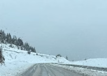 Për shkak të borës, rruga Pejë-Kullë-Rozhajë e pakalueshme