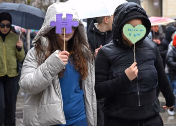 Paga e 13-të, deputetët “bamirës” para kamerës – në Qendrën për Autizëm nuk shkoi asnjë cent