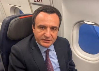 Kurti udhëton për në Londër, merr pjesë në një diskutim për shtetformimin ekonomik