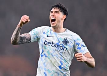 Interi i cakton çmimin Bastonit