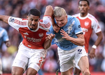 City mposht Arsenal dhe i afrohet titullit