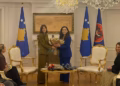 Osmani pret Albulena Haxhiun në ceremoninë e dorëzimit të detyrës së presidentes së Kosovës